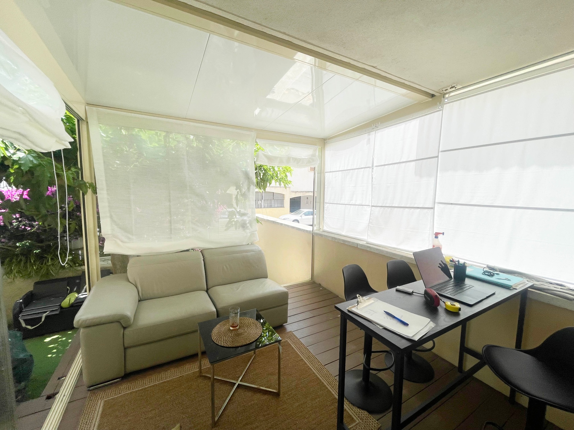 Terraza cubierta ideal para comidas o teletrabajo